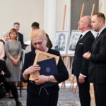 08.03.2023. Warszawa. Uroczystość wręczenia not identyfikacyjnych rodzinom ofiar terroru komunistycznego i zbrodni niemieckich w Belwederze w Warszawie. Ogłoszone zostały nazwiska 20 osób, których szczątki zostały odnalezione i zidentyfikowane w ramach działań Instytutu Pamięci Narodowej / Fot. Andrzej Lange - PAP