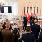 08.03.2023. Warszawa. Uroczystość wręczenia not identyfikacyjnych rodzinom ofiar terroru komunistycznego i zbrodni niemieckich w Belwederze w Warszawie. Ogłoszone zostały nazwiska 20 osób, których szczątki zostały odnalezione i zidentyfikowane w ramach działań Instytutu Pamięci Narodowej / Fot. Andrzej Lange - PAP