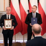 08.03.2023. Warszawa. Uroczystość wręczenia not identyfikacyjnych rodzinom ofiar terroru komunistycznego i zbrodni niemieckich w Belwederze w Warszawie. Na zdjęciu (od lewej): Krzysztof Szwagrzyk - zastępca prezesa IPN, dyrektor Biura Poszukiwań i Identyfikacji i Karol Nawrocki - prezes IPN Karol Nawrocki / Fot,. Andrzej Lange - PAP