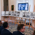 08.03.2023. Warszawa. Uroczystość wręczenia not identyfikacyjnych rodzinom ofiar terroru komunistycznego i zbrodni niemieckich w Belwederze w Warszawie. Ogłoszone zostały nazwiska 20 osób, których szczątki zostały odnalezione i zidentyfikowane w ramach działań Instytutu Pamięci Narodowej / Fot. Andrzej Lange - PAP