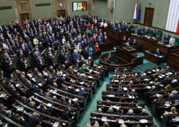 09.03.2023. Warszawa. Posłowie na sali obrad Sejmu w Warszawie, przed głosowaniem nad uchwałą ws. obrony dobrego imienia św. Jana Pawła II / Fot. Rafał Guz - PAP