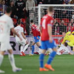 24.03.2023. Praga, Czechy. Zawodnik reprezentacji Czech Tomas Cvancara (w środku) strzela bramkę na 2:0 podczas meczu eliminacyjnego piłkarskich mistrzostw Europy z Polską w Pradze / Fot. Leszek Szymański - PAP