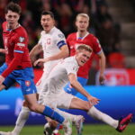 24.03.2023. Praga, Czechy. Czech Ladislav Krejci (z lewej) i Polak Karol Świderski (z prawej) podczas meczu eliminacyjnego piłkarskich mistrzostw Europy w Pradze / Fot. Leszek Szymański - PAP