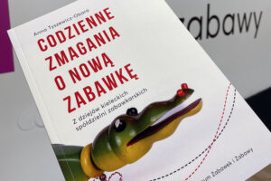 Książka „Codzienne zmagania o nową zabawkę” / Fot. Muzeum Zabawek i Zabawy