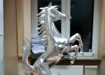 Na zdjęciu: aluminiowa figurka konia, skradziona z Targów Kielce / Fot. świętokrzyska policja