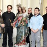 18.03.2023. Kielce. Remont kościoła pw. Świętego Krzyża. Na zdjęciu: ks. Edward Lisowski SDB - proboszcz parafii wraz z ekipa konserwatorów