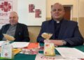 02.03.2023. Kielce. Baranki wielkanocne. Na zdjęciu (od lewej): ks. Stanisław Słowik - dyrektor Caritas Diecezji Kieleckiej, ks. Krzysztof Banasik - zastępca dyrektora Caritas Diecezji Kieleckiej / Fot. Iwona Murawska-Bujnowicz - Radio Kielce