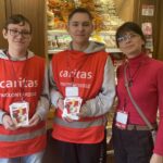 Kielce. Przedświąteczna zbiórka żywności. Na zdjęciu (od lewej): Filip Posłowski, Oliwier Kaczor - Technikum Elektryczne w Kielcach i Anna Fejgel - nauczyciel z tej szkoły / Fot. Iwona Murawska-Bujnowicz - Radio Kielce