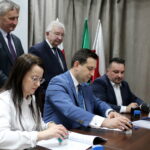 06.03.2022. Kije. Podpisanie umowy na rozbudowę kanalizacji sanitarnej. Na zdjęciu (u góry, od lewej): Zbigniew Koniusz - wojewoda świętokrzyski, poseł Krzysztof Lipiec; (na dole, od lewej): Anna Wołczyk - skarbnik gminy Kije, Tomasz Socha - wójt gminy Kije, Mariusz Kozera - firmy Hydrocomplex z Buska-Zdroju, wykonawca zadania / Fot. Marta Gajda-Kruk - Radio Kielce