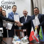 06.03.2022. Kije. Podpisanie umowy na rozbudowę kanalizacji sanitarnej. Na zdjęciu (od lewej): Zbigniew Koniusz - wojewoda świętokrzyski, Anna Wołczyk - skarbnik gminy Kije, Tomasz Socha - wójt gminy Kije, poseł Krzysztof Lipiec, Mariusz Kozera - firma Hydrocomplex z Buska-Zdroju, wykonawca zadania / Fot. Marta Gajda-Kruk - Radio Kielce