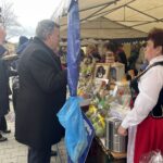 26.03.2023. Opatów. Kiermasz wielkanocny. Na zdjęciu (w środku): poseł Andrzej Kryj / Fot. Grażyna Szlęzak - Radio Kielce