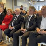 18.03.2023. Łopuszno. Wizyta Wojciecha Skurkiewicza - wiceministra obrony narodowej. Na zdjęciu (od lewej): Irena Marcisz - burmistrz Łopuszna, poseł Krzysztof Lipiec, senator Krzysztof Słoń, Zbigniew Piątek - burmistrz Piekoszowa / Fot. Michał Kita - Radio Kielce