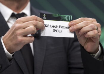 Były reprezentant Czech i ambasador finału UEFA Europa Conference League w Pradze Vladimir Smicer pokazuje karteczkę KKS Lech Poznań podczas losowania ćwierćfinałów i półfinałów UEFA Europa Conference League 2022/23 w siedzibie UEFA w Nyonie w Szwajcarii / Fot. MARTIAL TREZZINI - EPA. Dostawca: PAP/EPA