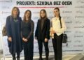28.03.2023. Kielce. Na zdjęciu: Katarzyna Pelc - nauczycielka z III Liceum Ogólnokształcącego im. Cypriana Kamila Norwida w Kielcach z uczennicami – Nadią, Klaudią i Barbarą / Fot. Instytut Zwinnej Edukacji