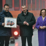 29.03.2023. Skarżysko-Kamienna. Otwarcie Centrum Utrzymania Taboru spółki Polregio. Na zdjęciu (od lewej): Andrzej Bittel - wiceminister infrastruktury, Artur Martyniuk - prezes zarządu Polregio i Agata Wojtyszek - pełnomocnik ostrowieckich struktur PiS / źródło: PAP / Polregio