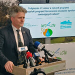 17.03.2023. Kielce. Świętokrzyskie samorządy otrzymały pieniądze na usuwanie azbestu. Na zdjęciu: Krzysztof Słoń - senator PiS / Fot. Marcin Marszałek – Radio Kielce