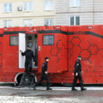 08.03.2023. Warszawa. Prezentacja mobilnych laboratoriów dla Państwowej Straży Pożarnej na parkingu MSWiA w Warszawie / Fot. PAP - Rafał Guz