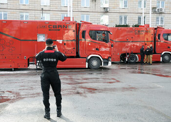 08.03.2023. Warszawa. Prezentacja mobilnych laboratoriów dla Państwowej Straży Pożarnej na parkingu MSWiA w Warszawie / Fot. PAP - Rafał Guz