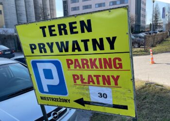 17.03.2023. Kielce. Prywatny parking przy ulicy Zakładowej / Fot. Wiktor Taszłow – Radio Kielce