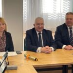 17.03.2023. Bejsce. Przekazanie promes na zakup wozów strażackich. Na zdjęciu (od lewej): Małgorzata Pruś - dyrektor biura poselskiego posła Krzysztofa Lipca, Krzysztof Lipiec - pełnomocnik kieleckich struktur PiS i Edward Krupa - wójt Bejsc / Fot. Daniel Czwartosz - Radio Kielce