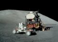 11.12.1972. Dolina Taurus-Littrow, misja Apollo 17. Eugene A. Cernan testuje pojazd księżycowy (LRV) przed pierwszą dalszą wycieczką / Fot. Harrison H. Schmitt