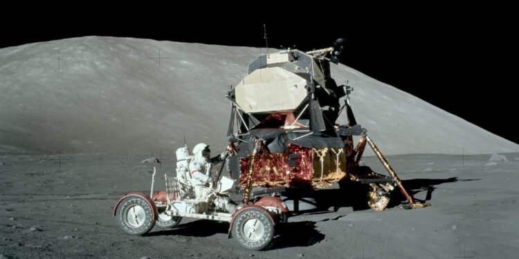 11.12.1972. Dolina Taurus-Littrow, misja Apollo 17. Eugene A. Cernan testuje pojazd księżycowy (LRV) przed pierwszą dalszą wycieczką / Fot. Harrison H. Schmitt