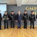 17.03.2023. Bejsce. Przekazanie promes na zakup wozów strażackich. Na zdjęciu (od lewej): Marcin Oziębło, Stanisław Staniszewski, Henryk Kwaśniewski, Krzysztof Lipiec - pełnomocnik kieleckich struktur PiS, Ryszard Pazur, Wacław Noga i Edward Krupa - wójt Bejsc / Fot. Daniel Czwartosz - Radio Kielce