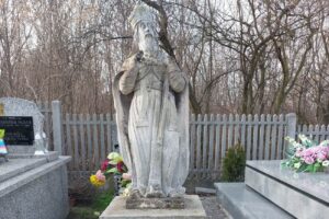 Nagrobna figura św. Wojciecha z cmentarza parafialnego w Skalbmierzu przejdzie pilną renowację / Fot. UMiG Skalbmierz