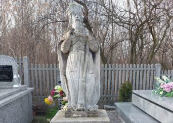 Nagrobna figura św. Wojciecha z cmentarza parafialnego w Skalbmierzu przejdzie pilną renowację / Fot. UMiG Skalbmierz
