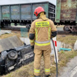 21.03.2023. Łączyn koło Jędrzejowa. Zderzenie auta osobowego z pociągiem towarowym / Fot. Policja