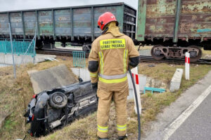 21.03.2023. Łączyn koło Jędrzejowa. Zderzenie auta osobowego z pociągiem towarowym / Fot. Policja