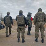 24.03.2023. Okalina. Saperzy i policjanci pracują w miejscu, w którym doszło do eksplozji niewybuchu / Fot. Policja