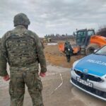 24.03.2023. Okalina. Saperzy i policjanci pracują w miejscu, w którym doszło do eksplozji niewybuchu / Fot. Policja