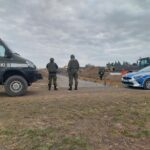 24.03.2023. Okalina. Saperzy i policjanci pracują w miejscu, w którym doszło do eksplozji niewybuchu / Fot. Policja