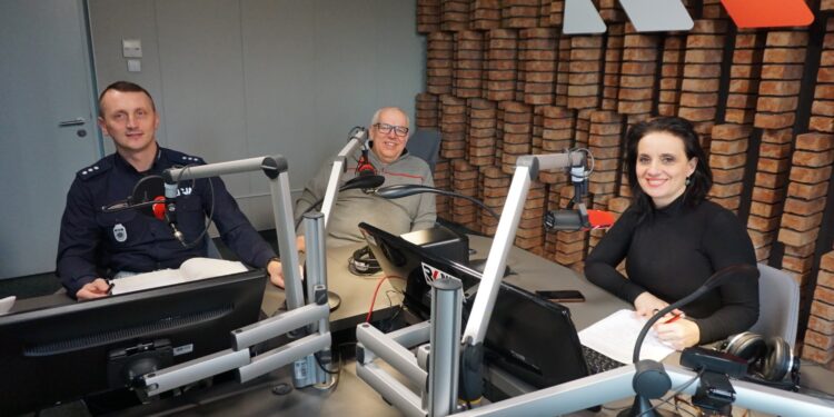 28.03.2023. Radio Kielce. Punkty Widzenia. Na zdjęciu (od lewej): kom. Mariusz Bednarski - Wydział Ruchu Drogowego, Dariusz Zwierzchowski - terapeuta uzależnień i Magdalena Sitek - Radio Kielce / Fot. Piotr Kwaśniewski - Radio Kielce