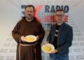 31.03.2023. Radio Kielce. Smacznego Weekendu. Na zdjęciu (od lewej): o. Andrzej Włodarczyk i Stanisław Blinstrub - Radio Kielce / Fot. Piotr Kwaśniewski - Radio Kielce