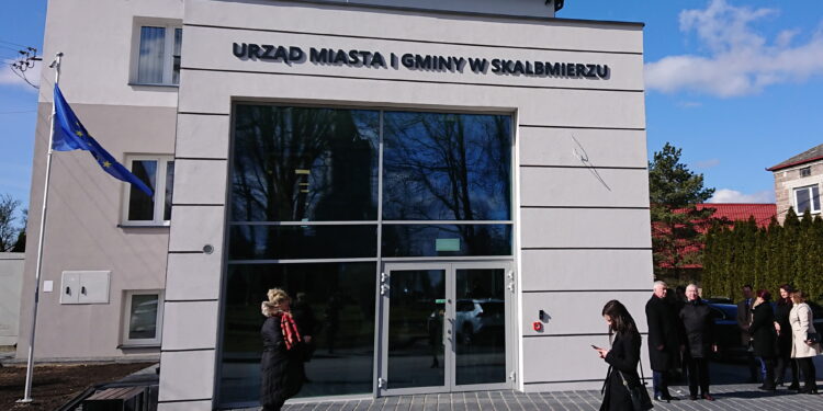 12.03.2023. Skalbmierz. Urząd Miasta i Gminy w Skalbmierzu po remoncie / Fot. Marta Gajda-Kruk - Radio Kielce