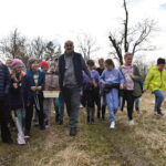 22.03.2023. Mstyczów. Myszołów, bocian i trzy jeże po rekonwalescencji wśród ludzi zostały dziś wypuszczone na wolność / Fot. Magdalena Galas-Klusek - Radio Kielce