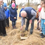 22.03.2023. Mstyczów. Myszołów, bocian i trzy jeże po rekonwalescencji wśród ludzi zostały dziś wypuszczone na wolność / Fot. Magdalena Galas-Klusek - Radio Kielce