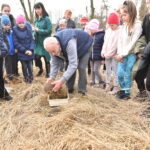 22.03.2023. Mstyczów. Myszołów, bocian i trzy jeże po rekonwalescencji wśród ludzi zostały dziś wypuszczone na wolność / Fot. Magdalena Galas-Klusek - Radio Kielce