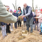 22.03.2023. Mstyczów. Myszołów, bocian i trzy jeże po rekonwalescencji wśród ludzi zostały dziś wypuszczone na wolność / Fot. Magdalena Galas-Klusek - Radio Kielce