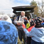 22.03.2023. Mstyczów. Myszołów, bocian i trzy jeże po rekonwalescencji wśród ludzi zostały dziś wypuszczone na wolność / Fot. Magdalena Galas-Klusek - Radio Kielce