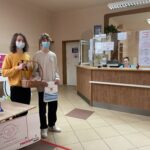 07.03.2023. Końskie. Na zdjęciu licealiści z II LO i władze powiatu koneckiego / Fot. Magdalena Galas-Klusek - Radio Kielce