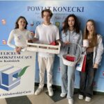 07.03.2023. Końskie. Na zdjęciu licealiści z II LO i władze powiatu koneckiego / Fot. Magdalena Galas-Klusek - Radio Kielce