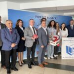 07.03.2023. Końskie. Na zdjęciu licealiści z II LO i władze powiatu koneckiego / Fot. Magdalena Galas-Klusek - Radio Kielce