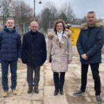 Suchedniów. Rewitalizacja parku. Na zdjęciu (od lewej): Tomasz Kutwin – radny, Cezary Błach - burmistrz Suchedniowa, poseł Agata Wojtyszek, Mariusz Brzeziński – kierownik Zakładu Gospodarki Komunalnej w Suchendiowie / Fot. Anna Głąb - Radio Kielce