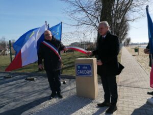 17.03.2023. Pińczów. Ulica otrzymała nazwę Caudry - francuskiego miasta partnerskiego. Otwarcia nowej ulicy dokonali Mer Caudry Frederic Bricout wraz z burmistrzem Włodzimierzem Badurakiem. / Fot. Marta Gajda-Kruk -Radio Kielce