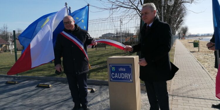 17.03.2023. Pińczów. Ulica otrzymała nazwę Caudry - francuskiego miasta partnerskiego. Otwarcia nowej ulicy dokonali Mer Caudry Frederic Bricout wraz z burmistrzem Włodzimierzem Badurakiem. / Fot. Marta Gajda-Kruk -Radio Kielce