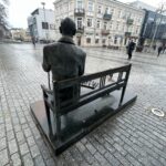 20.03.2023. Kielce. Ławeczka Karskiego / Fot. Jarosław Kubalski - Radio Kielce