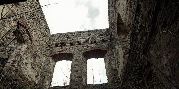 10.03.2023. Podzamcze Piekoszowskie. Ruiny pałacu Tarłów / Fot. Jarosław Kubalski – Radio Kielce
